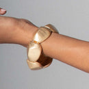 Bracelete Bloco Dourado Fosco com Volumes Orgânicos Facetados e Acabamento Escovado