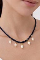 Colar Maré Trançado Azul-Marinho com Pérolas de Água Doce e Extenso