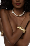 Colar de Cascalhos Feminino em Madrepérola Natural com Acabamento Dourado