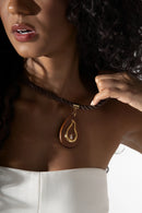 Colar Chama Feminino com Pingente Orgânico em Madeira Natural Folheado a Ouro 18k